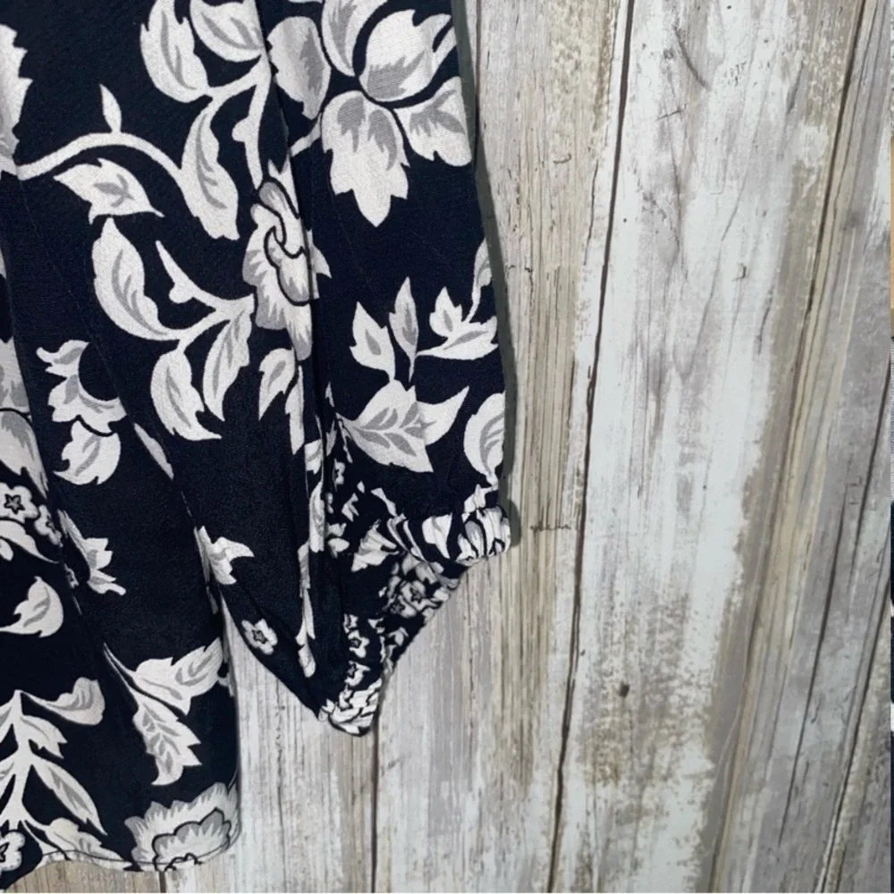 White House Black Market Black & White Floral Lace Trim Button Blouse - Picture 4 of 6